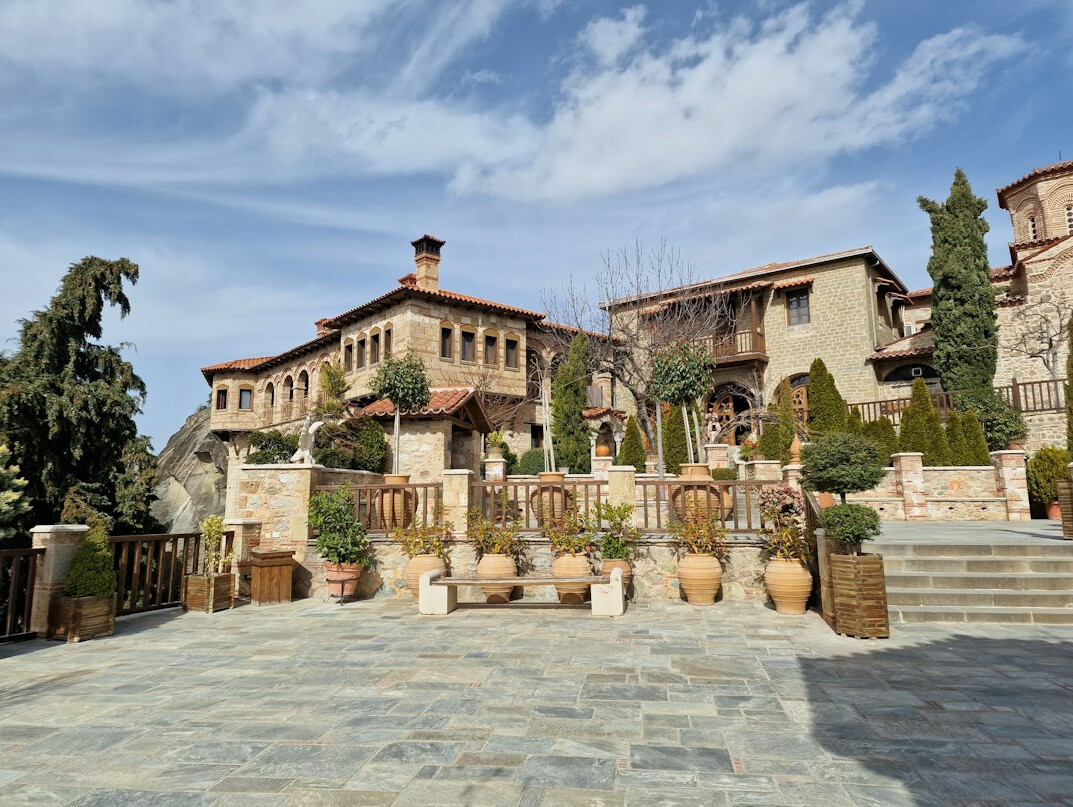 luxurious celebrity mansion exterior
