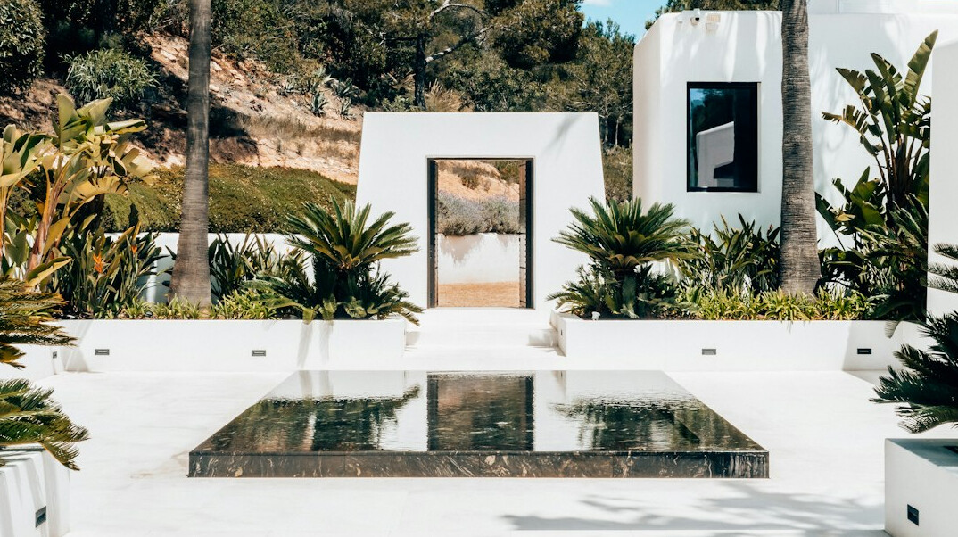 celebrity outdoor patio